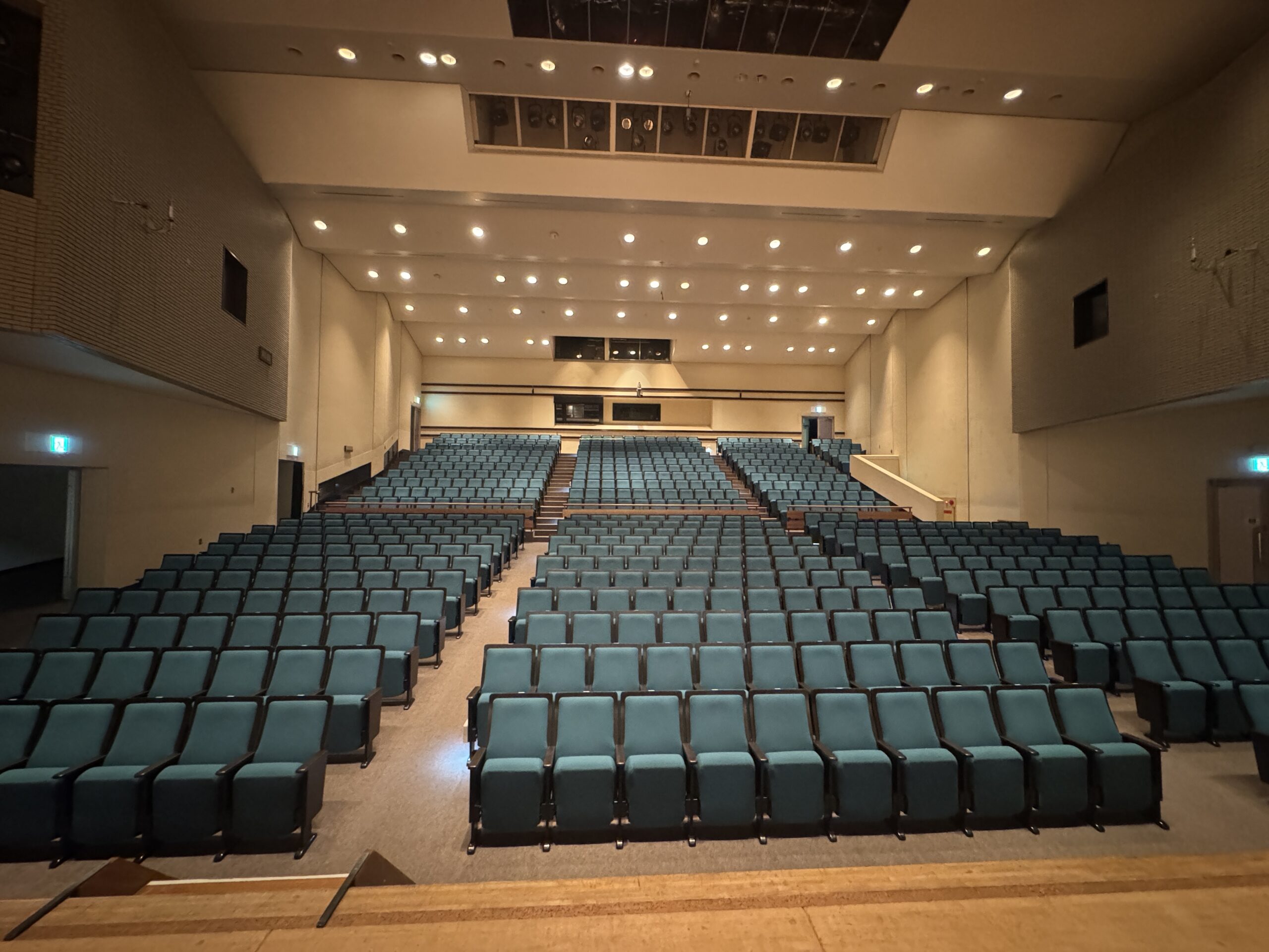 富山県教育文化会館の会場内